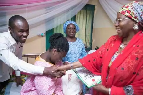 Aisha Buhari Presents Gifts To The First Baby Born In 2017 In Abuja (Photos)